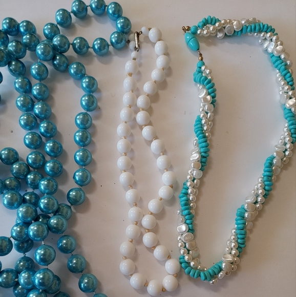 Lot of 4 Vintage Necklaces- Blues & Whites - Picture 3 of 3